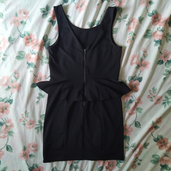 Black Sleeveless Peplum Dress - Picture 6 of 7